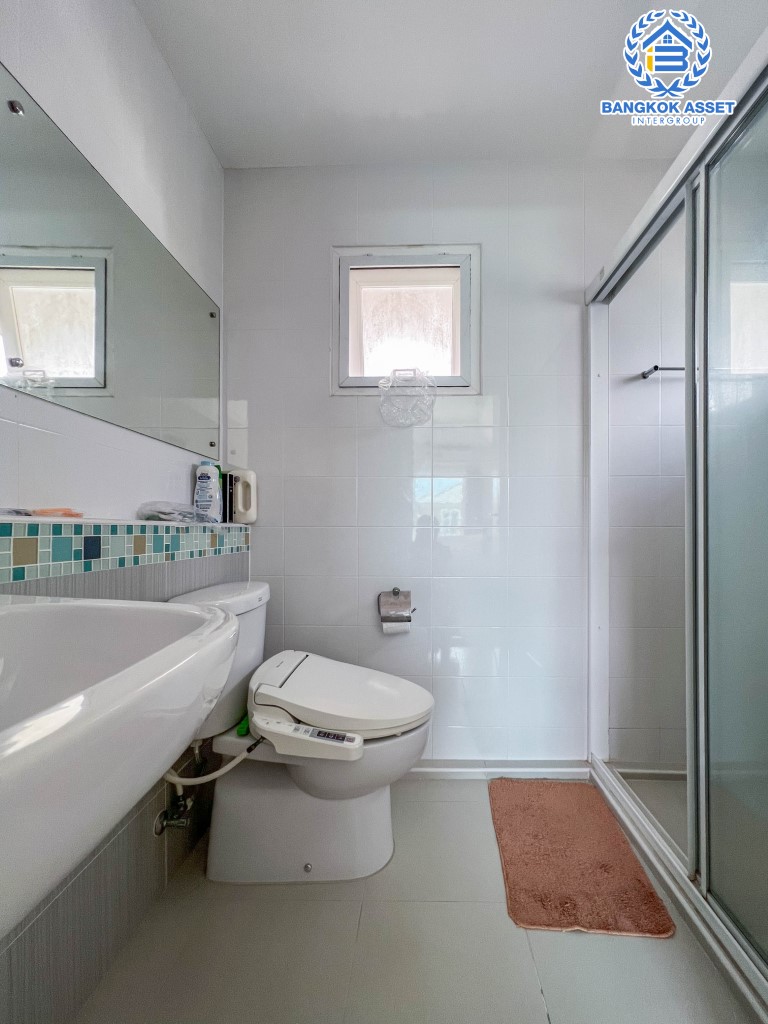 *****บ้านเดี่ยวมือสองย่านกรุงเทพฯ ม.มัณฑนาเลค วัชรพล จากแบรนด์แลนด์แอนด์เฮ้าส์ เนื้อที่กว้างขวาง 50.30 ตร.ว. ฟังก์ชัน 3 ห้องนอน 3 ห้องน้ำ ที่จอดรถ 2 คัน บ้านสวยพร้อมอยู่ บนทำเลแห่งการเดินทาง สภาพแวดล้อมเป็นเลิศ ใกล้รถไฟฟ้าสายสีเขียว "สถานีสายหยุด, สะพานใหม่" และทางด่วน "ฉลองรัช"